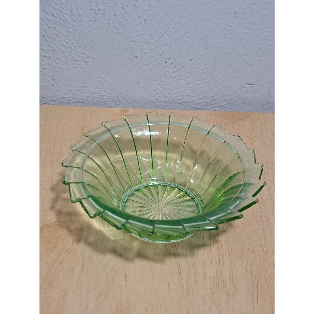 Jeannette Green Vintage Uranium Glass Sierra Pinwheel Berry Bowl 5"1/8